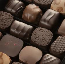 Michel Cluizel juodojo ir pieniško šokolado saldainių asorti „N°28 Manufacture“ 305 g