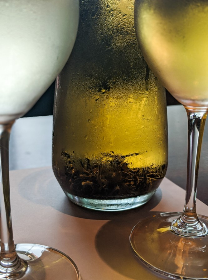 Paruo&scaron;ta &scaron;altai plikyta arbata taurėje