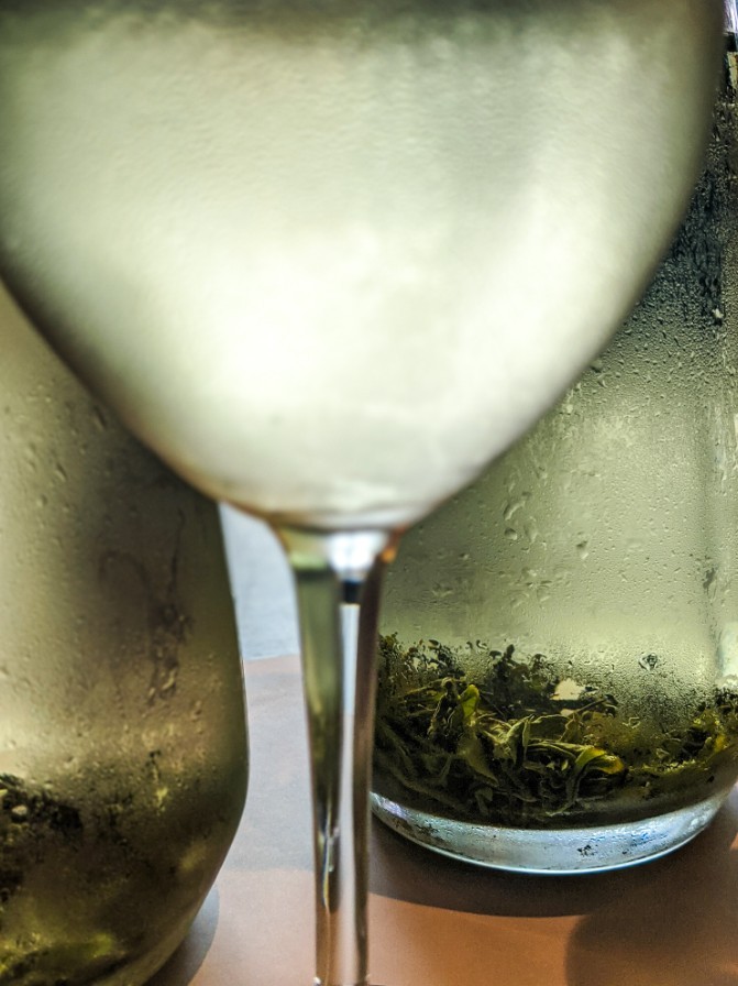 Skaidri šaltai plikyta arbata