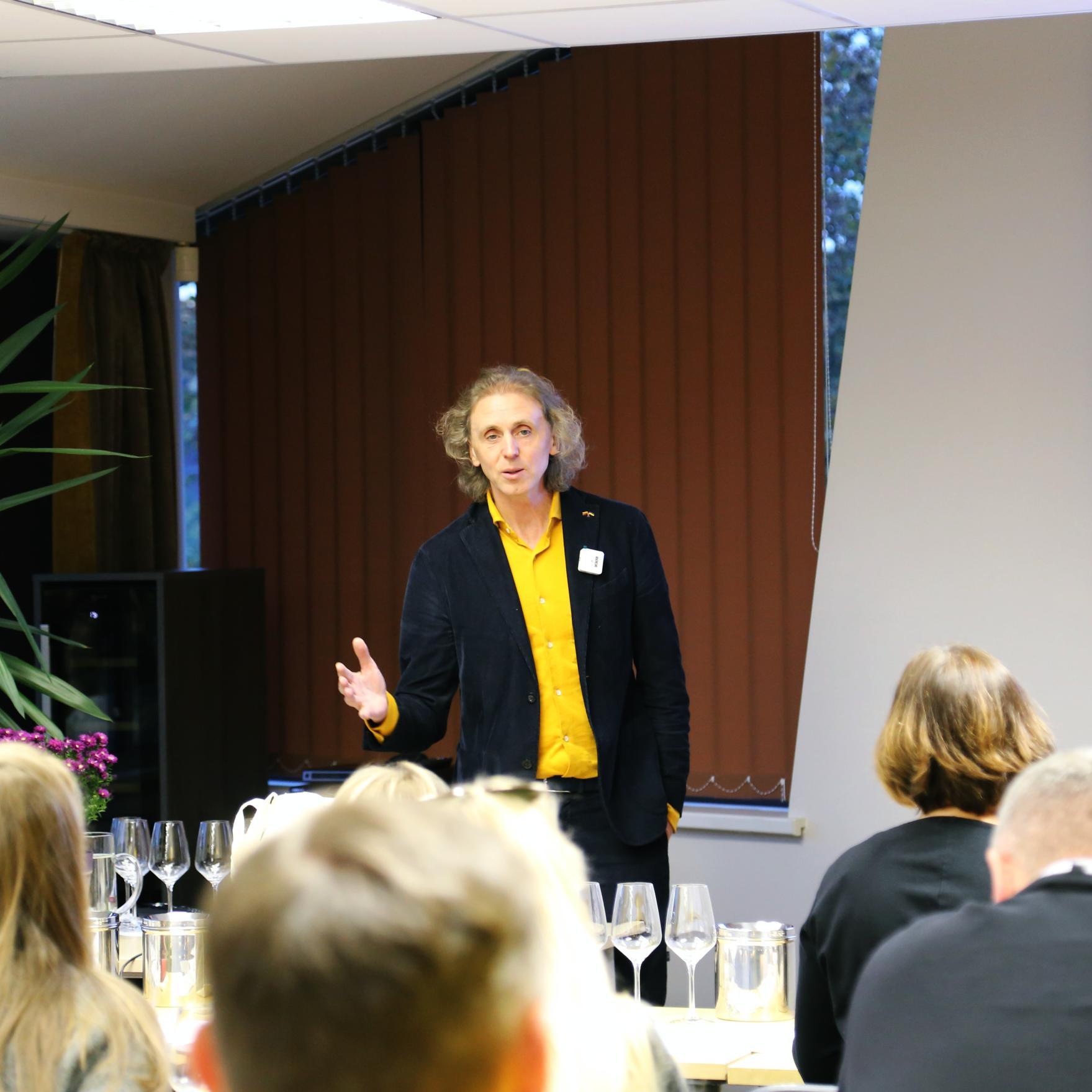 Arūnas Starkus veda vyno degustaciją Someljė mokykloje