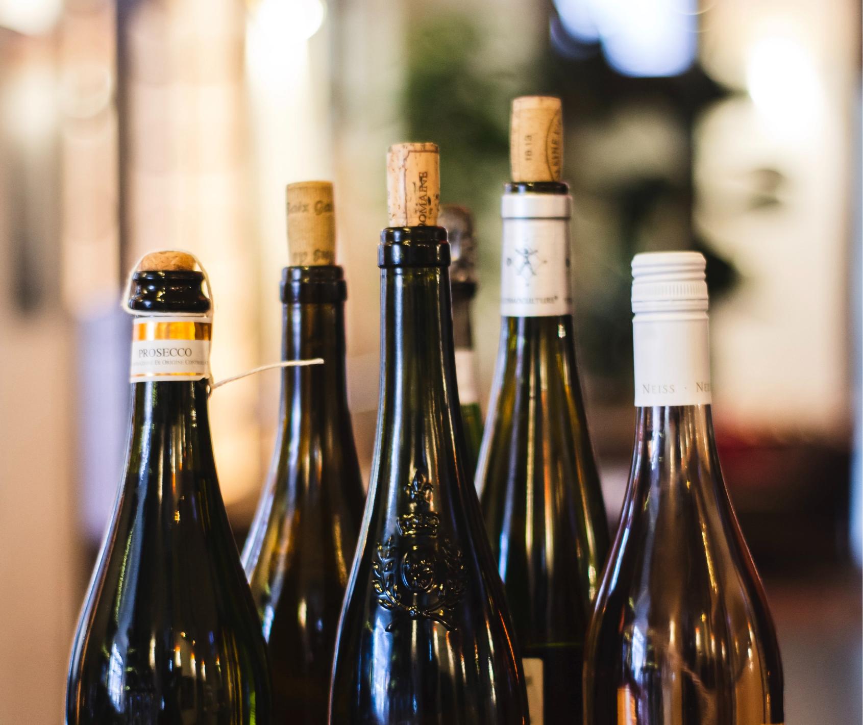 Atidaryti vyno buteliai