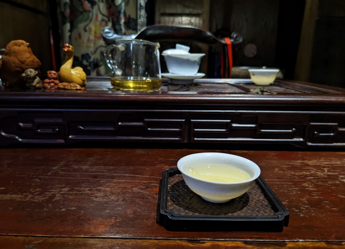 Stiklinis arbatos ąsotėlis ir puodeliai