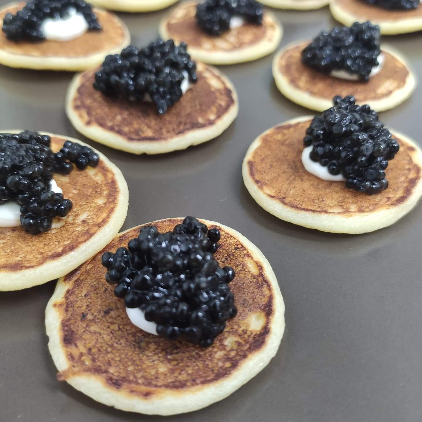 Raudonieji ikrai Malossol indelyje