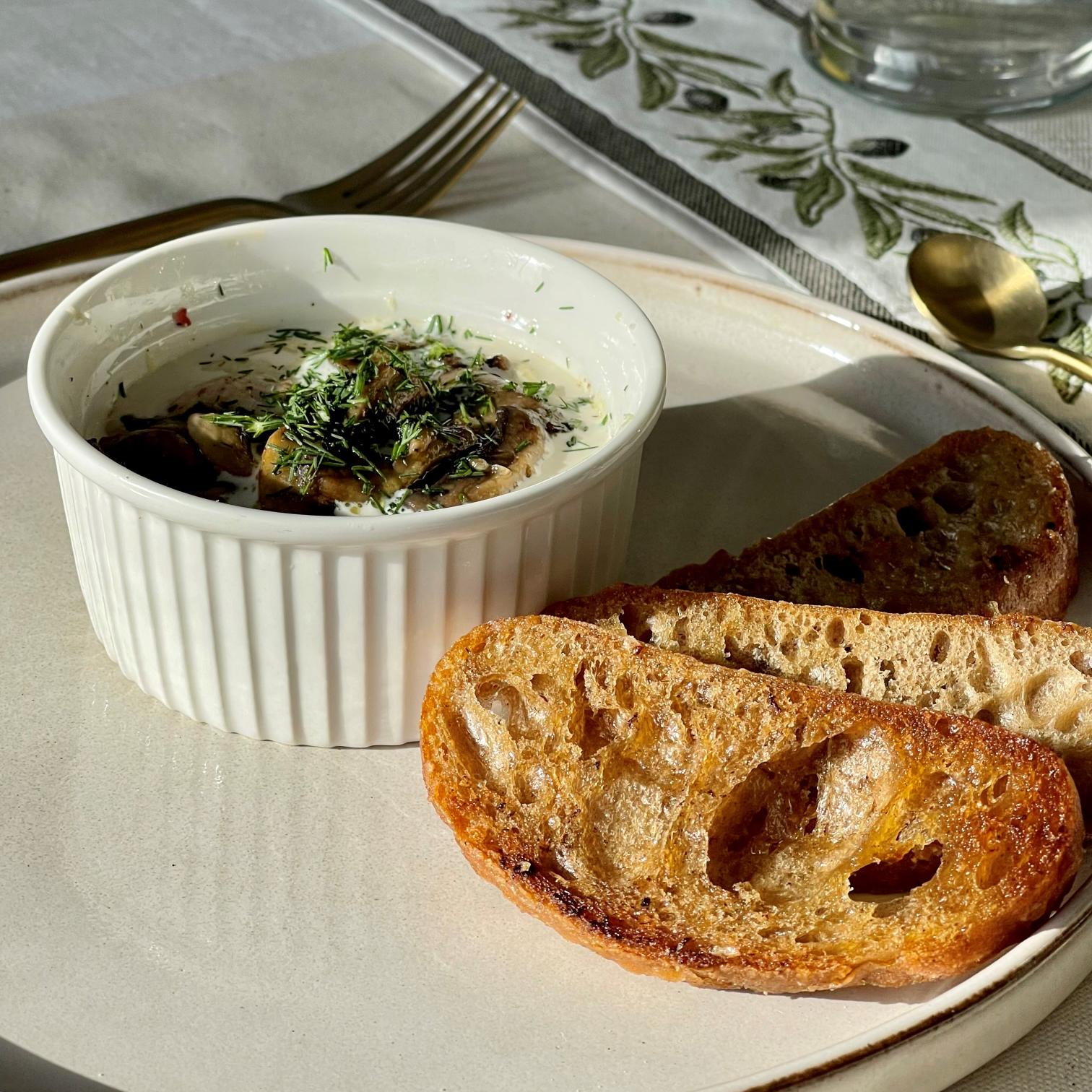 Orkaitėje kepti kiau&scaron;iniai (Oeufs en cocotte) su trumais