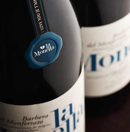 La Monella vynas su I love you juostele