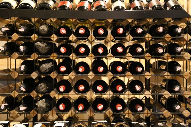 Vyno rūsio lentynos ir butelių laikymas