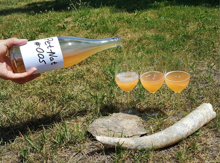 P&eacute;t-Nat putojantis vynas taurėje