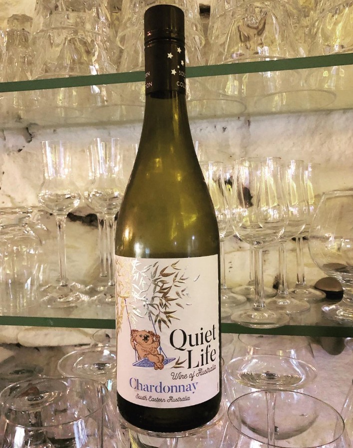 Vynas su palinkėjimu etiketėje