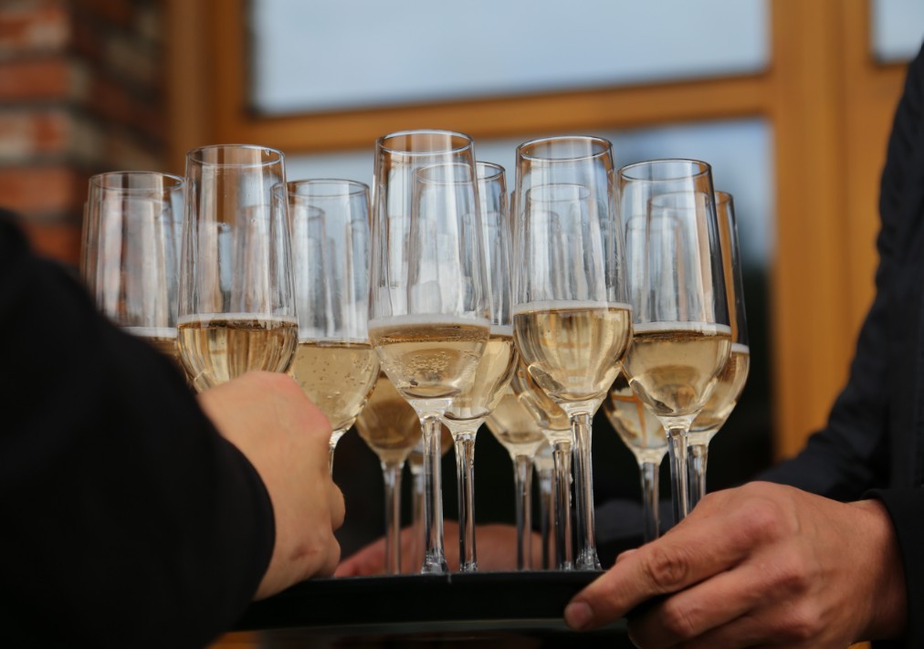 Rabarbarų putojantis vynas taurėse