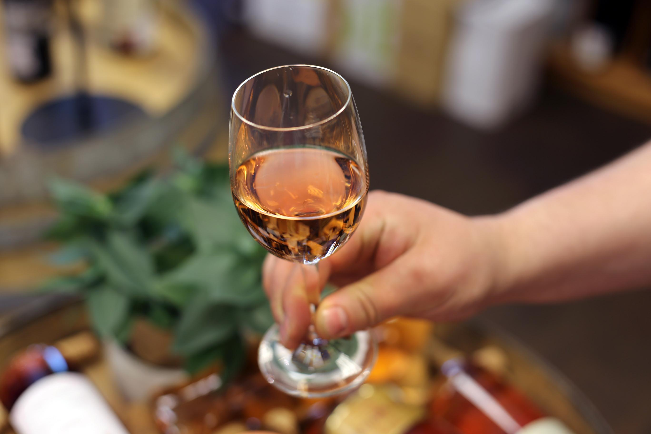 Rožinis vynas taurėse