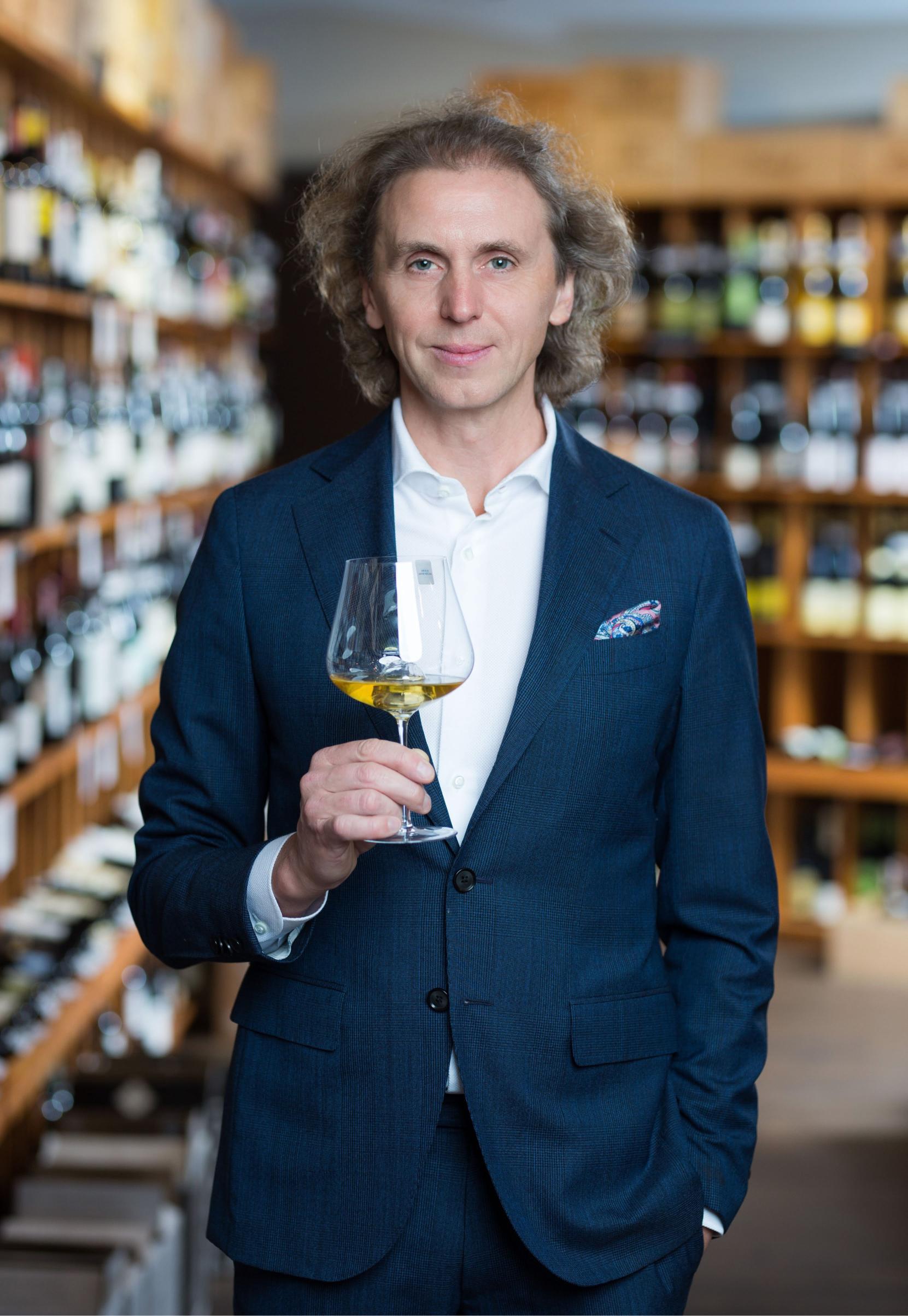 Vyno ekspertas Arūnas Starkus su vyno taure