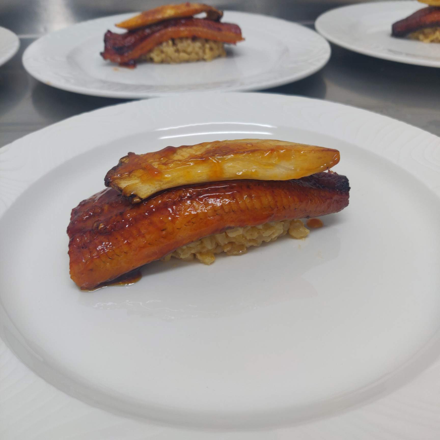 Japoni&scaron;kai paruo&scaron;tas ungurys su perlinių kruopų rizotu