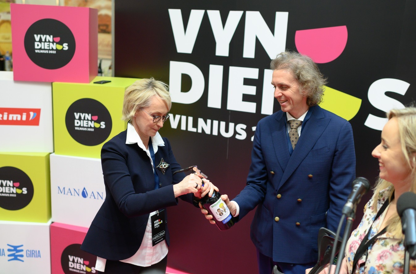 Vyno klubo komanda parodoje